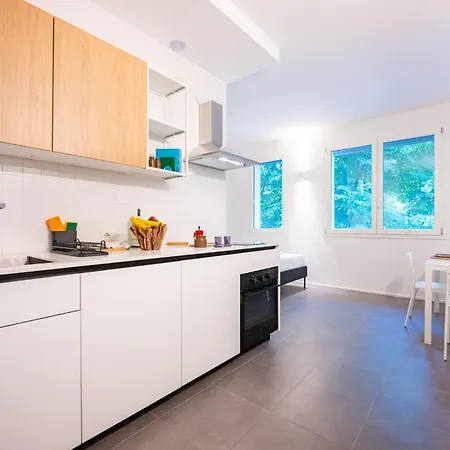 Guesthost - Bright Near Hospital