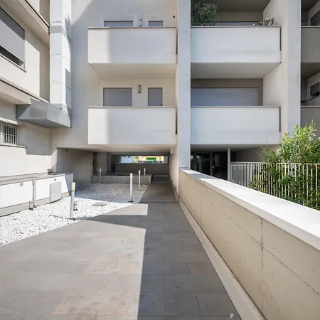 Guesthost - Bright Near Hospital Parma