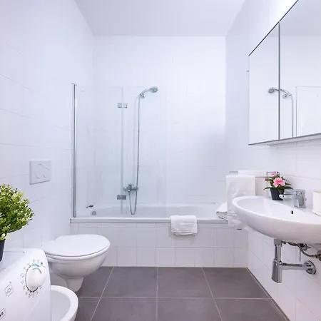 Guesthost - Bright Near Hospital Apartment