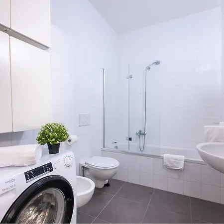 Guesthost - Bright Near Hospital Parma