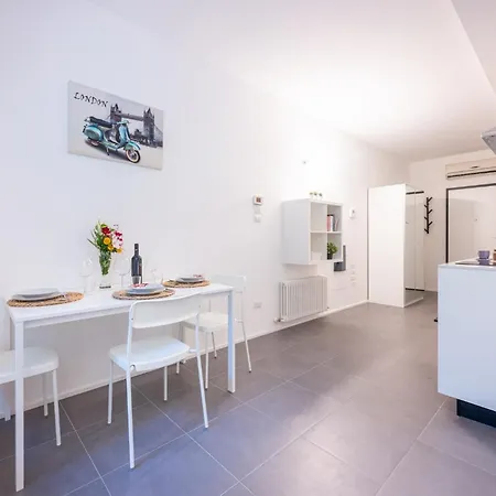 Guesthost - Bright Near Hospital Apartment Parma