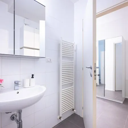 Guesthost - Bright Near Hospital * Parma